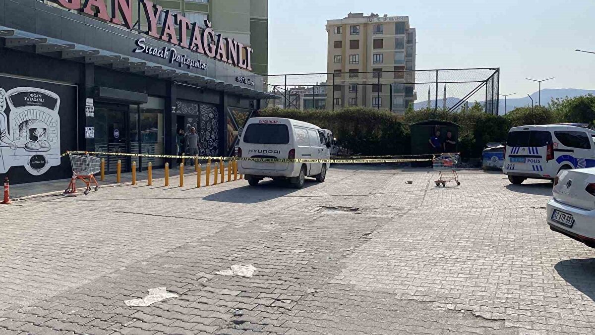 Öte yandan olay anı ise bir iş yerinin güvenlik kamerasına yansıdı. Olayla ilgili başlatılan inceleme sürdürülüyor.