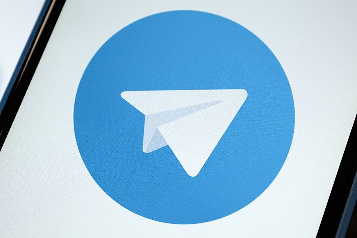 Bunun yanında, Telegram mesajlarına her cihaz için benzersiz bir tanımlayıcı (auth_key_id) ekleniyor. Siber güvenlik uzmanı Michał Wozniak’a göre, bu tanımlayıcı ve diğer meta veriler, kullanıcıların fiziksel konumu ve iletişim ağları hakkında geniş çaplı gözetim yapılmasına imkan tanıyor.