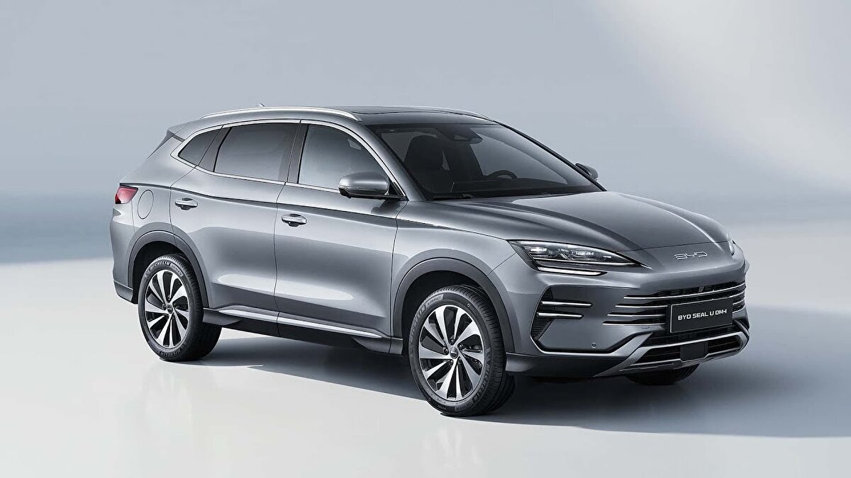 Seal U DM-i 1.5L Design (Önden Çekiş): 2.115.000 TL<br><br>AWD Design (4x4 - Lansman Özel): 2.845.000 TL<br><br>AWD Design (Tam ÖTV): 2.950.000 TL