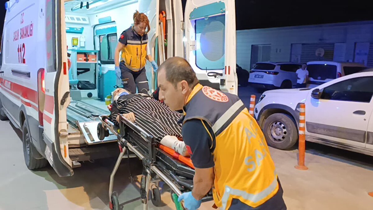 "Dakikalar önce yaşanan kaza bile onu yolundan çeviremedi"<br><br>Kazanın ardından kısa bir süre sonra bir vatandaşın daha üst geçidi kullanmak istemedi. Polis ekiplerine, kazaya ve uyarılarına rağmen uzun süre karşıya geçmek için bekleyen vatandaş, ’pes’ dedirtti.