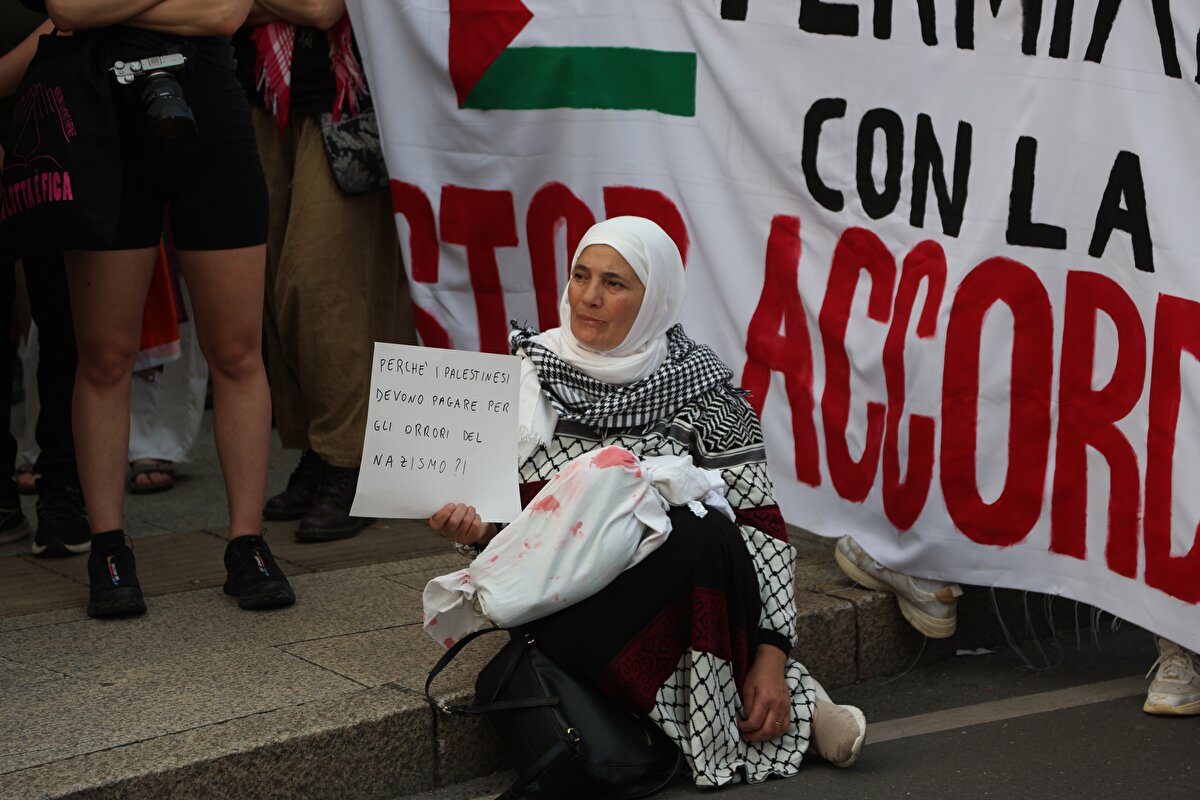 Gösteride sık sık "Özgür Filistin" ve "Soykırımı durdurun" sloganları atıldı.<br><br>Pantheon Bazilikası önündeki protesto sırasında göstericiler büyük boy Filistin bayrağı da açtı.