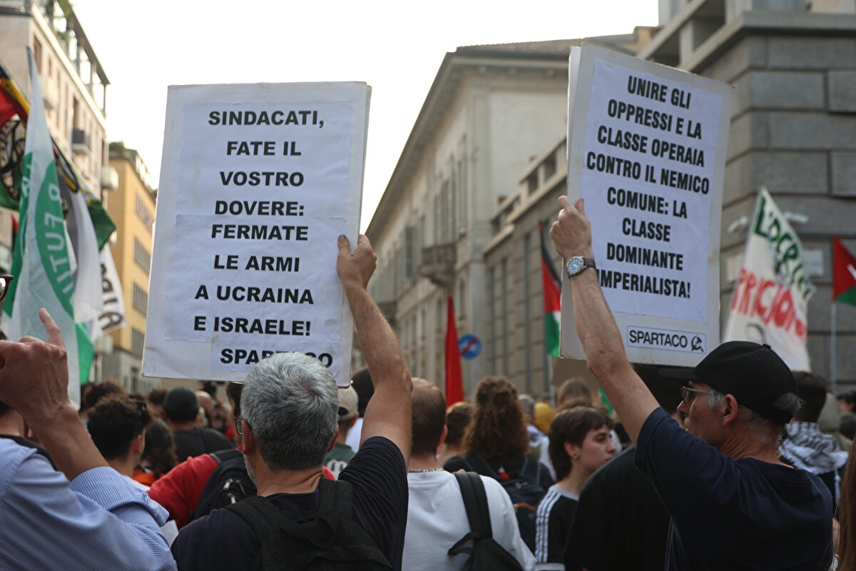Milano'da da "Madleen" gemisine yapılan saldırı nedeniyle biri kent merkezindeki Mercanti Meydanı'nda, bir diğeri Milano Valiliği önünde iki protesto düzenlendi.<br><br>Valilik önündeki protestoya yaklaşık 500 kişi katılırken İsrail'e, hem Gazze'ye yönelik saldırıları ve ablukası hem de "Madleen"e saldırısı nedeniyle tepki gösterildi.