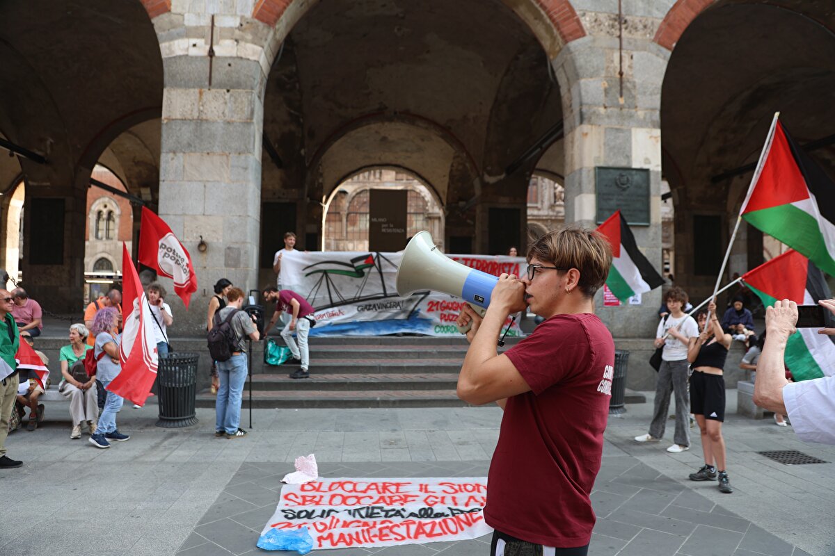 Roma'nın tarihi Pantheon Bazilikası önünde akşamüstü bir araya gelen yüzlerce kişi, Filistin bayrağı açarak "Madleen" gemisine yapılan saldırıyı protesto etti.<br><br>Göstericiler, gemide alıkonulan 12 aktivistin serbest bırakılması çağrısında bulundu.<br><br>Protestocular, Filistin bayraklarının yanı sıra "Ateşkes", "Terörist devlet İsrail", "Elinizi Özgürlük Filosundan çekin", "İsrail'e silah göndermeyi durdurun", "Soykırımı durdurun" yazılı dövizler açtı.