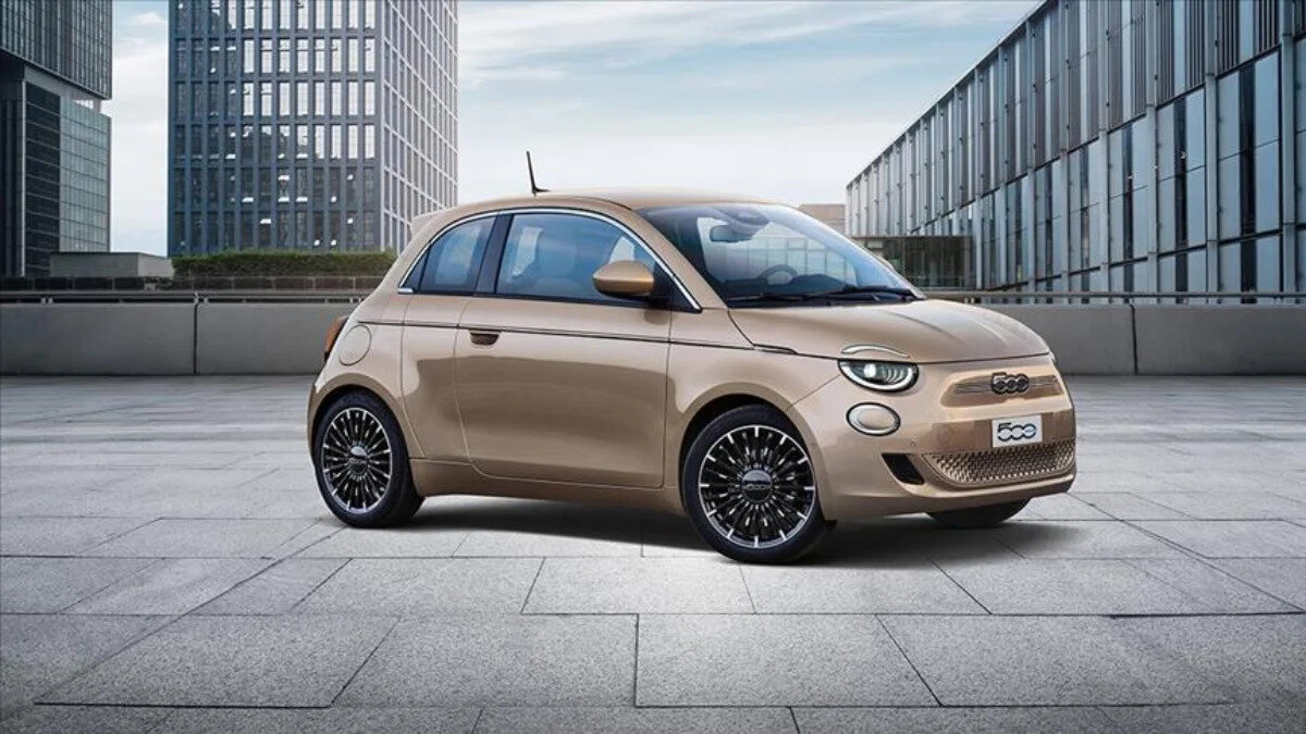  Fiat 500e<br><br>HB La Prima by Bocelli: 1.285.900 TL<br><br>3+1 versiyonu: 1.345.900 TL<br><br>Cabrio seçeneği: 1.375.900 TL