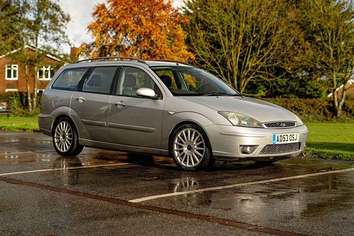 Eski ama sağlam: 2000’lerin başındaki modeller güven veriyor<br><br>Yeni nesil araçlarda artan elektronik donanım, arıza potansiyelini de beraberinde getiriyor. Ancak 90’lı yılların sonu ile 2000’li yılların başında üretilen araçlar, mekanik yapılarıyla hâlâ güven veriyor. <br>Örneğin, 2003 model Ford Focus ya da 1998 model Toyota Corolla, dayanıklı motorları ve basit sistemleri sayesinde yıllardır yollarda kalmayı başarıyor. Özellikle 2008 öncesi araçlarda emisyon sistemlerinin daha az olması, bu araçların daha az arıza çıkarmasına neden oluyor.