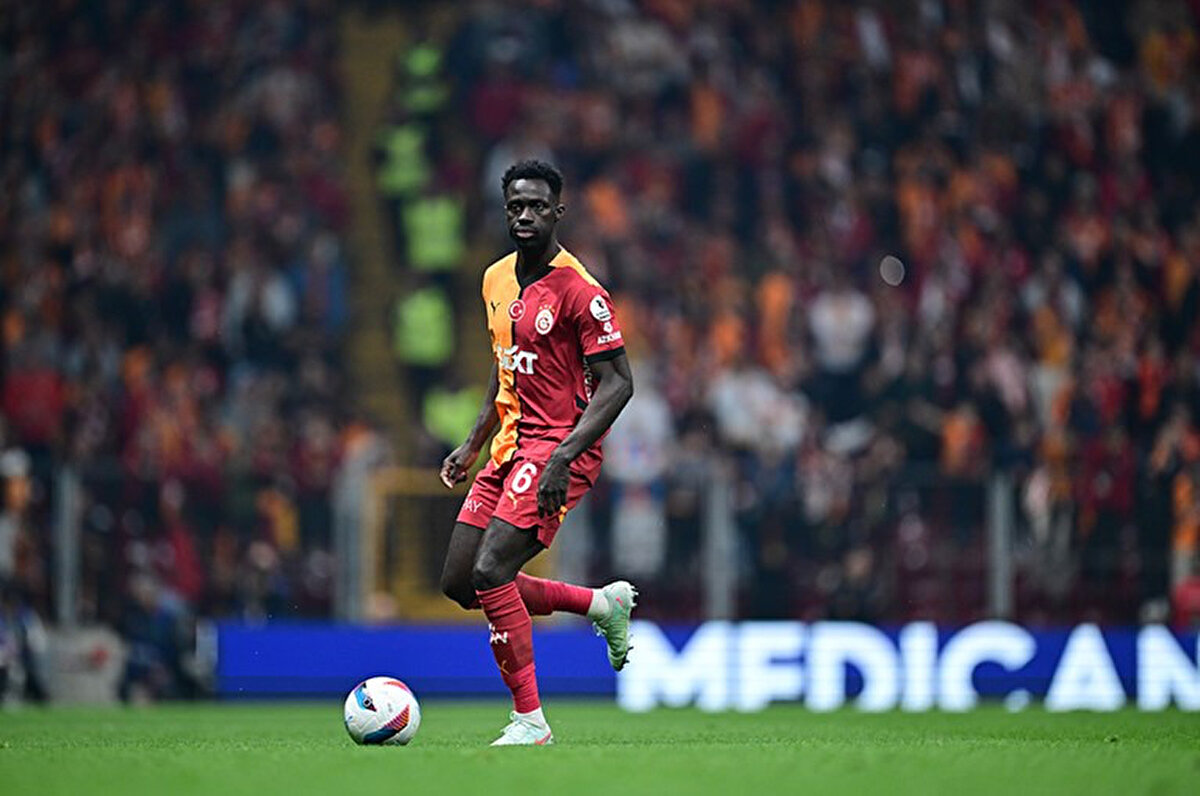 Sarı-kırmızılı formayı 76 maça çıkan Kolombiyalı stoper, 8 gol ve 4 asist kaydetti.<br>