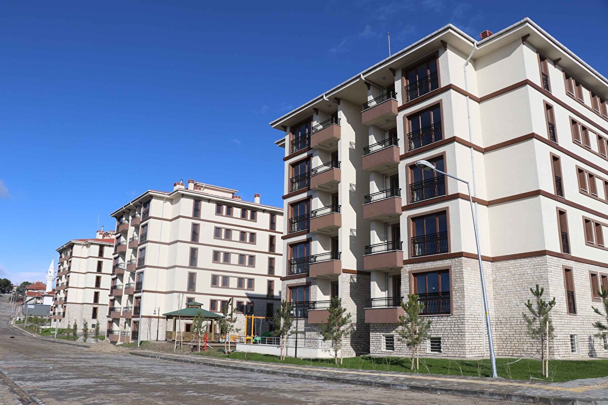 Bakan Kurum, konu ile alakalı “Çalışmalarımız tüm hızıyla sürüyor. Bu projeyle evi olmayan gençlerimiz, emeklilerimiz ve dar gelirli vatandaşlarımız konut sahibi olacak” dedi.