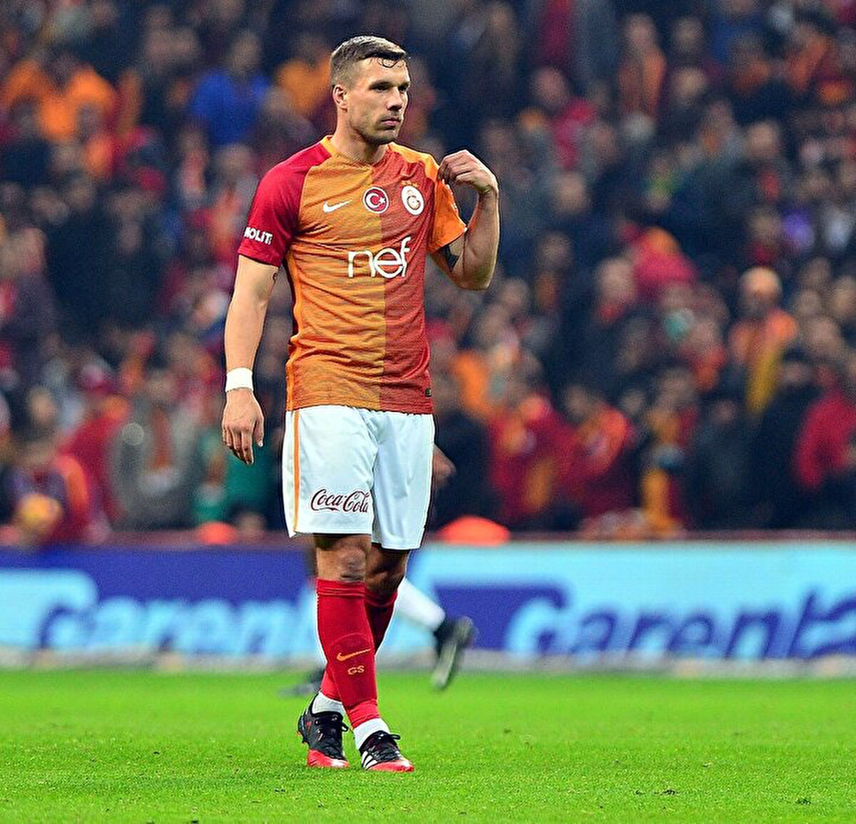 Bu konu hakkında Galatasaray'ın eski futbolcusu Lukas Podolski'den de taraftarı heyecanlandıran bir paylaşım geldi.<br>