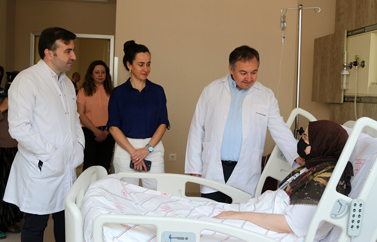 Aksaray'da yapılan ilk müdahalenin ardından durumu ağırlaşan Büşra K., karaciğer koması ön tanısıyla Antalya Eğitim ve Araştırma Hastanesi Organ Nakli Merkezi'ne sevk edildi. Burada yapılan değerlendirmede karaciğer enzimlerinin çok yüksek olmadığı ancak sarılık değerlerinin ciddi şekilde arttığı tespit edildi. Canlı verici bulunamaması üzerine Büşra K., ulusal acil organ bekleme listesine alındı. Yaklaşık 24 saat içinde uygun donör bulundu ve karaciğer nakli yapıldı. Operasyon sonrası yoğun bakımda tedavi gören Büşra K.'nin karaciğer fonksiyonları normale döndü. Ameliyatın 3'üncü haftasında taburcu aşamasına gelindi.