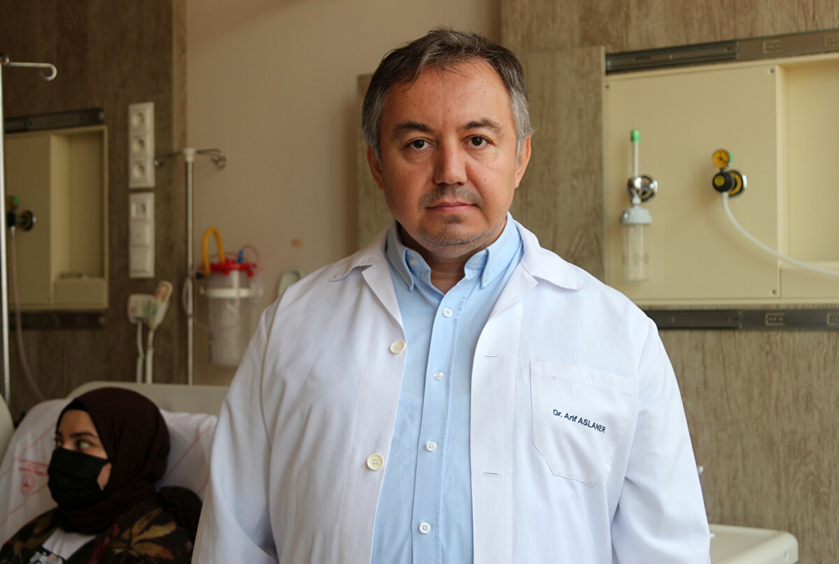 "Masum gibi görünen çaylar, karaciğer nakline neden oldu"<br><br>Hastanın durumu hakkında bilgi veren Antalya Eğitim ve Araştırma Hastanesi Organ Nakli Merkezi Müdürü Prof. Dr. Arif Aslaner, "Hastamız karaciğer koması tablosuyla başvurdu. Karaciğer enzimleri çok yüksek değildi ama sarılık değerleri çok yüksekti. Hemen değerlendirme yapıp, uygun canlı verici aradık. Bulamayınca hastayı ulusal acil listeye aldık. 24 saat içinde uygun donör bulundu ve nakli gerçekleştirdik. Hastamız 2-3 gün yoğun bakımda kaldı. Enzimler normale döndü ve karaciğeri sağlıklı şekilde çalışmaya başladı. Şu anda ameliyat sonrası 3'üncü haftadayız ve taburculuk aşamasına geldik" dedi.