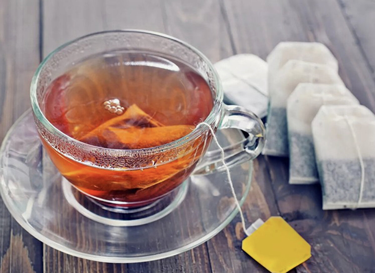 Aksaray'da yaşayan Büşra K., zayıflamak için poşetli bitki çayı türü ürünleri sıklıkla kullandı. Günlük tüketimi zaman zaman 4 fincana kadar çıkan genç kadın, aynı dönemde ağrı kesici ilaçlar da kullanınca vücudunda çeşitli belirtiler ortaya çıktı. Büşra K.’nin ellerinde kırmızı benekler oluştu, eklem ağrıları arttı ve bilinç bulanıklığı gelişti.