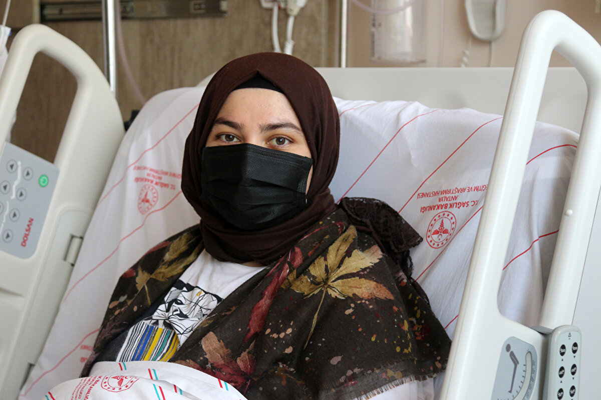 "Bazen günde 4 kez içtiğim oluyordu"<br><br>Bilinçsiz tüketimin kendisini bu duruma getirdiğini söyleyen Büşra K., "Yeşil çayla ıhlamur kullanıyordum. Hasta olduğumda ıhlamur içerdim, şişkinlik hissettiğimde ise yeşil çayı tercih ederdim. Zayıflamak için poşet çayları kullanıyordum. Bazen bir fincan, bazen günde 4 kez içtiğim oluyordu. Genellikle hazır, marketten aldığım çayları tercih ediyordum. İnsanlar hala bu ürünleri kullanıyor ama ben çok kötü bir sonuçla karşılaştım. Artık kimseye tavsiye etmiyorum. Doktor tavsiyesi olmadan asla kullanılmamalı" dedi.