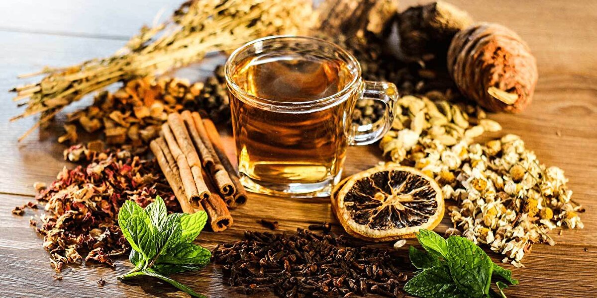 "Bitkisel ürünleri bilinçsizce kullanmayın"<br><br>Prof. Dr. Arif Aslaner, vakadan çıkarılması gereken önemli dersler olduğunu belirterek, "Hasta, biraz kilolu olduğu için ya da sosyal medyada takip ettiği diyetisyenlerin önerileriyle çeşitli bitkisel çay ve takviyeler kullanmış. Masum gibi görünen bu ürünler, karaciğerine ciddi zarar vermiş. Bu tür ürünleri kullanmadan önce mutlaka bir uzmana danışılmalı. Sosyal medya üzerinden yayılan bitki çayları ve zayıflama ürünleri ciddi sağlık sorunlarına yol açabiliyor. Amacımız, sosyal farkındalık oluşturmak. İnsanlar bu ürünleri kullanmadan önce iki kez düşünmeli" diye konuştu.