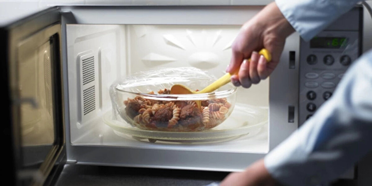 Günlük hayatımızda sıklıkla kullandığımız mikrodalga fırınlar, yemekleri hızlıca ısıtmasıyla biliniyor. Peki hiç düşündünüz mü, mikrodalgada yemek neden dönüyor? Bu dönen tabak sadece estetik bir tercih değil; altında yatan bilimsel bir neden var. İşte mikrodalga fırının dönme hareketinin arkasındaki şaşırtıcı fizik kuralları...