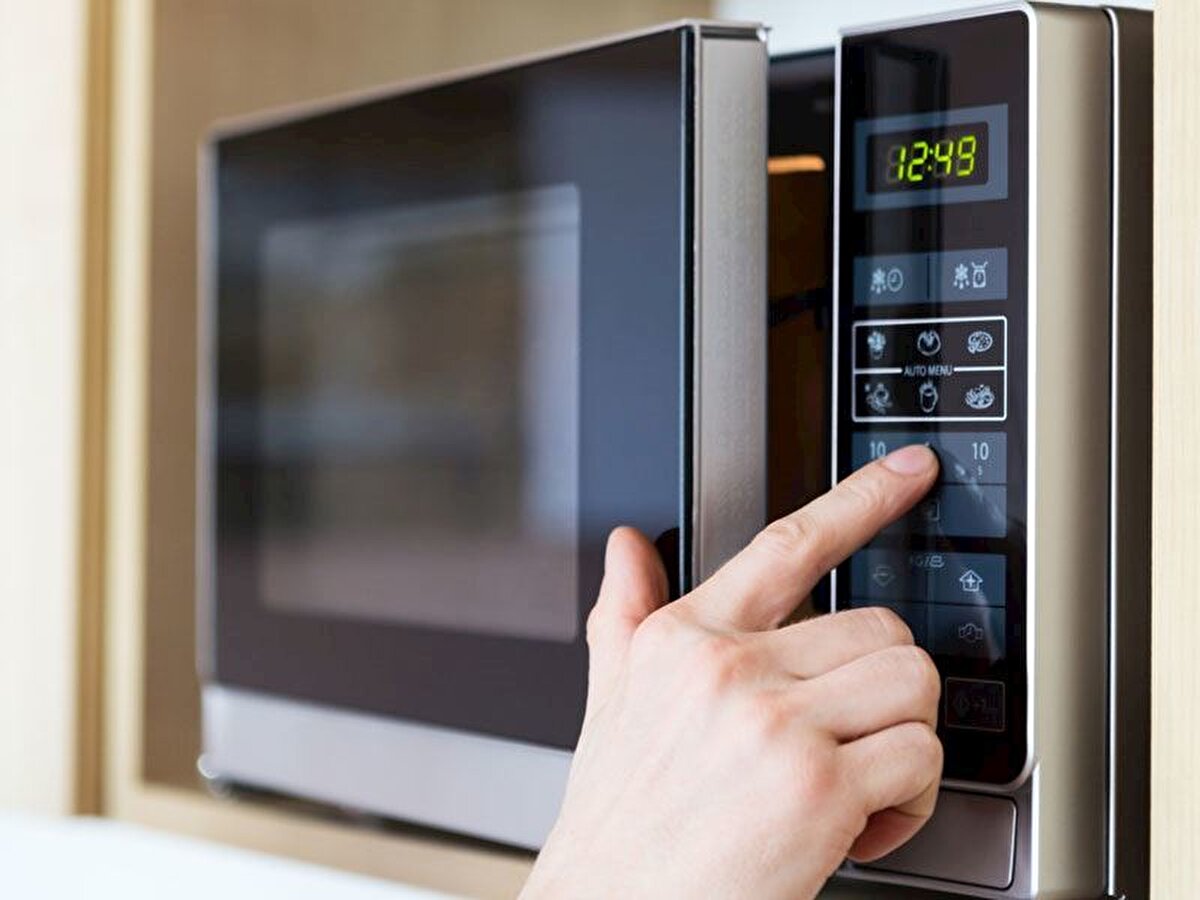 İşte tam bu noktada devreye dönen tabla girer!<br><br>Mikrodalga fırınlardaki döner tabla, yiyeceği sürekli hareket ettirerek her bölümünün eşit miktarda mikrodalga enerjisine maruz kalmasını sağlar. Böylece sıcak ve soğuk noktalar dengelenir, yemek eşit şekilde ısınır.