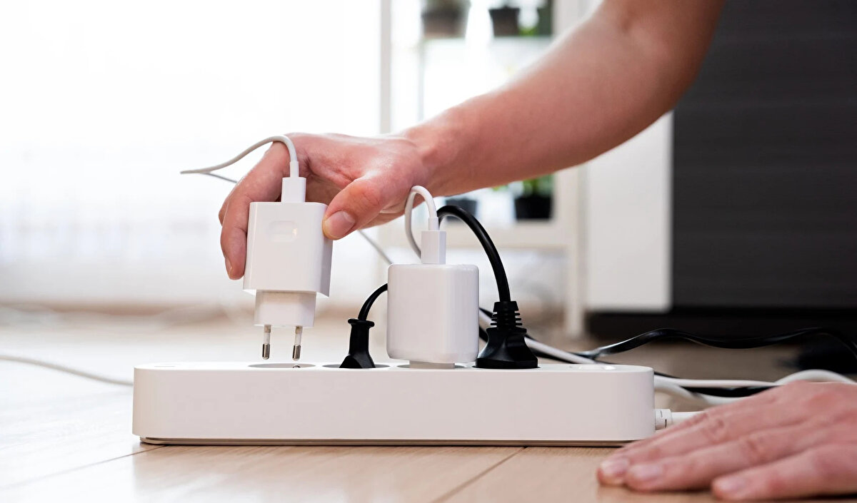 Ortam sıcaklığı ve havalandırma etkili olabilir<br><br>Şarj aletleri sıcak bir ortamda çalıştığında, zaten oluşan ısı dışarıya kolayca atılamaz. Örneğin doğrudan güneş altında, yorgan altında ya da kaloriferin yakınında kullanılan şarj aletleri daha çabuk ısınır. Ayrıca, yeterli hava akışı olmayan kapalı alanlarda çalışmak da ısı birikmesine neden olabilir.