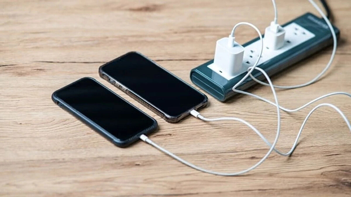 Cihazın şarj durumu da ısıyı etkiler<br><br>Telefon ya da tabletin şarj seviyesi düşükse, cihaz daha fazla akım çeker. Bu da şarj aletinin daha fazla çalışmasına ve dolayısıyla daha fazla ısı üretmesine sebep olur. Pil seviyesi yükseldikçe çekilen akım azalır ve şarj aleti de daha az ısınır.