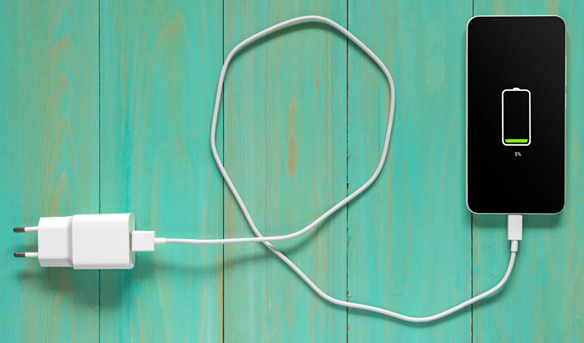 Ayrıca, şarj aletinin içinde bulunan transformatör, diyot ve kapasitör gibi elektronik bileşenler elektrik akımına karşı direnç gösterir. Bu dirençten dolayı da Joule ısınması dediğimiz doğal bir ısı oluşumu meydana gelir.