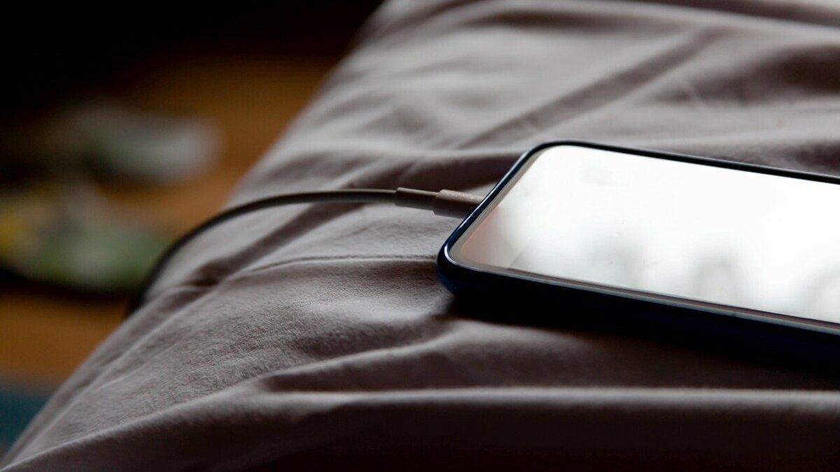 Şarj aleti ne zaman tehlikeli derecede ısınır?<br><br>Şarj aletiniz ılıman bir sıcaklığa kadar ısındığında endişelenmenize gerek yoktur. Ancak;<br><br>Şarj aleti el yakacak kadar sıcaksa<br><br>Yanık kokusu alıyorsanız<br><br>Plastik yüzeyde erime varsa<br><br>Ya da garip sesler duyuyorsanız<br><br>Bu durumlar bir arızaya işaret edebilir. Şarj aletini hemen kullanmayı bırakmalı ve orijinal, kaliteli bir ürünle değiştirmelisiniz.