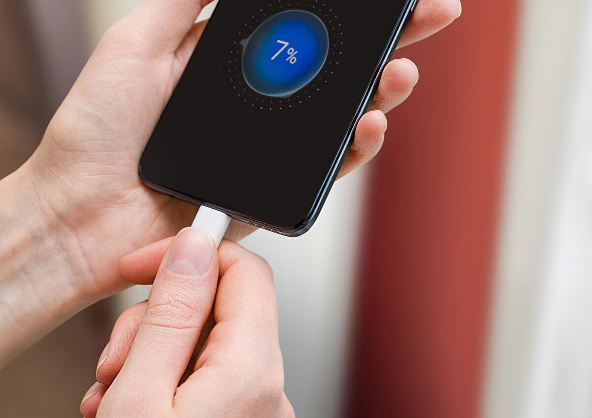 Isınma normaldir, ancak dikkat şart<br><br>Şarj aletlerinin hafif şekilde ısınması, elektriksel dönüşüm ve cihazların güç ihtiyacı nedeniyle tamamen normal bir durumdur. Ancak aşırı ısınma yaşıyorsanız, bu durum güvenlik açısından riskli olabilir. Orijinal şarj aletleri kullanmak ve çevresel faktörlere dikkat etmek, hem cihazlarınızın hem de sizin güvenliğiniz için önemlidir.