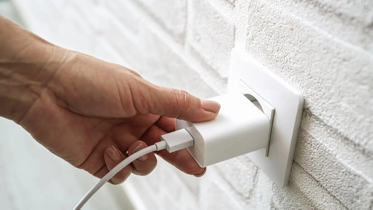 Şarj aletleri, prizden gelen yüksek voltajlı alternatif akımı (AC), cihazların kullanabileceği düşük voltajlı doğru akıma (DC) çevirir. Bu dönüşüm sırasında bir miktar enerji kaybı yaşanır ve bu kayıp, ısı enerjisine dönüşerek şarj aletinin ısınmasına yol açar.