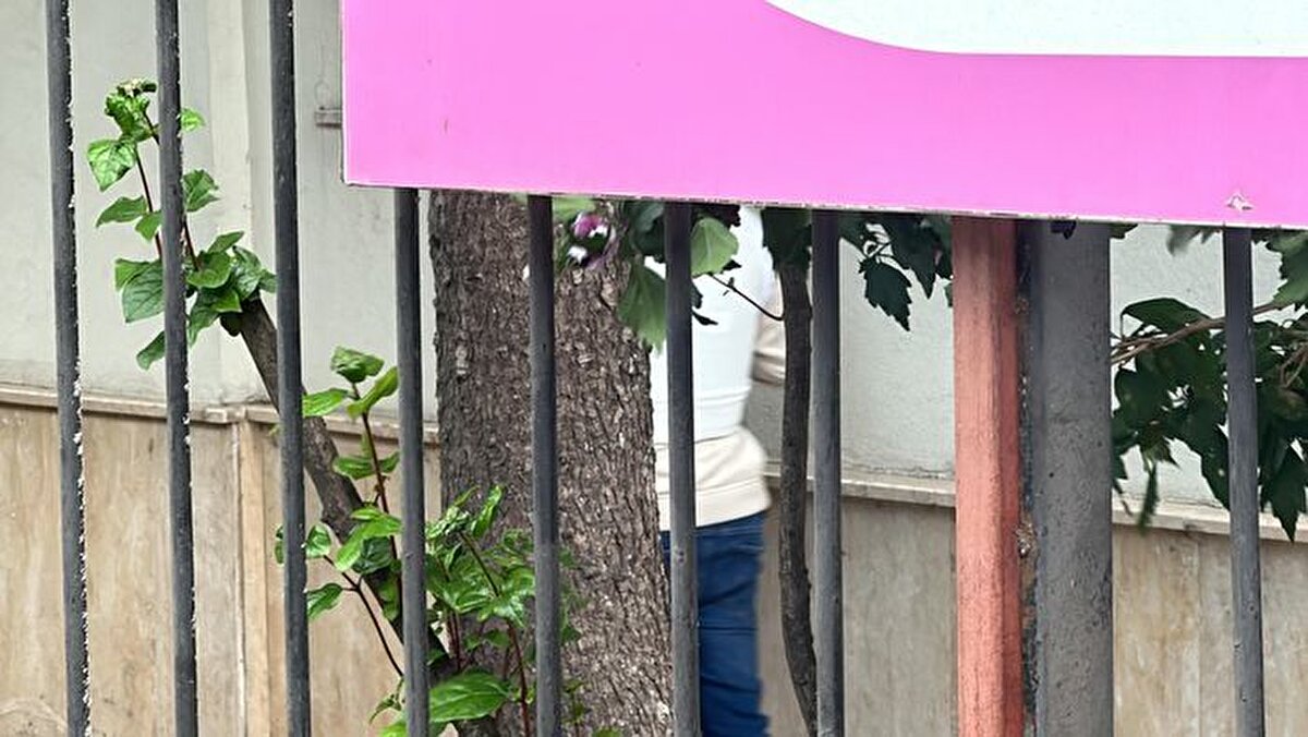 Öğretmenlere silah doğrulttu ancak ateş almadı<br><br>Hazırlanan iddianamede, olay günü şüpheli Alagöz’ün 6 öğrenciyi sınıflarından alarak boş bir sınıfa bıraktığı, müdür yardımcısı Ayşe A. tarafından bu öğrencilerin sınıftan çıkarıldığı, bu sırada şüphelinin okuldan giriş yaparak öğrencileri bıraktığı sınıfa doğru geldiği ve Ayşe A. ile Lütfiye K.’yi gördüğü, öğretmenlerin, şüpheli Alagöz’ün üzerinde silah bulundurduğunu fark etmesi üzerine Alagöz’ün ikisine silah doğrulttuğu ancak silahın ateş almadığı, okulun çıkış kapısına doğru silahı tamir etmeye çalışırken silahın ateş aldığı, bu sırada okulun kantin görevlileri İsmet B. ve Hakan B.’nin Alagöz’e sözlü müdahalede bulundukları, sonrasında ise yakalayarak polise teslim ettikleri anlatıldı. Şüpheli Alagöz’e yönelik yapılan kontrollerde ise silahın yanı sıra 2 adet ekmek bıçağı, 1 adet meyve bıçağı, 4 adet cep telefonu, 2 adet fişek ve şarjör ele geçirildiği de kaydedildi.