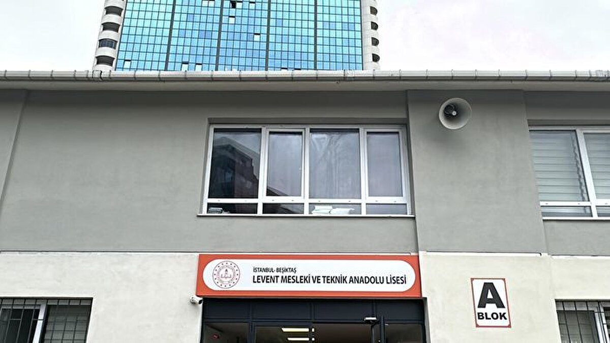Beşiktaş Levent Mesleki ve Teknik Anadolu Lisesi’nde 16 Ekim 2024’te yanında getirdiği silahla öğrencilerini sınıfa kilitleyen ve müdür yardımcısı ile öğretmenlere silah doğrultarak okulda paniğe neden olan öğretmen Serdar Alagöz’e yönelik yürütülen soruşturma tamamlandı. İstanbul Cumhuriyet Başsavcılığı’nca hazırlanan iddianamede müdür yardımcısı Ayşe A., öğretmenler Lütfiye K., Esra İ. ve kantinci İsmet B. ‘müşteki’ sıfatıyla, Serdar A. ise ‘şüpheli’ sıfatıyla yer aldı.