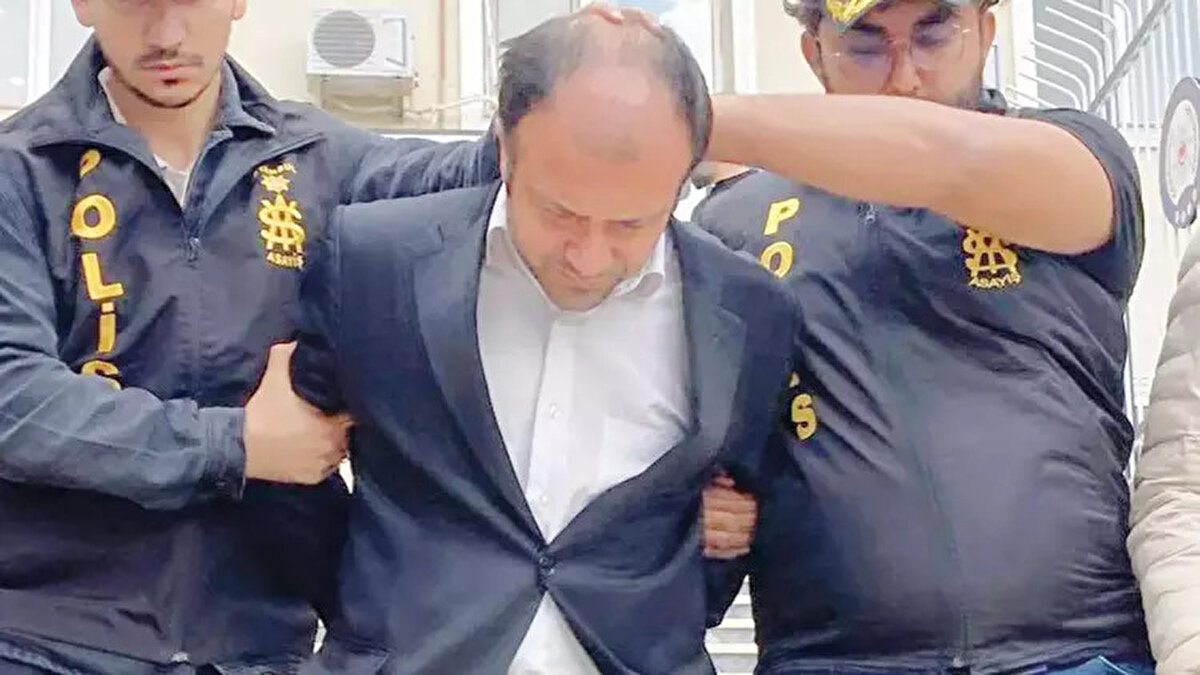 Öğrencilere ‘buradan sakın çıkmayın size 20 tane köfte ısmarlayacağım’ demiş<br><br>Müşteki Esra İ. ise ifadesinde, şüpheli Alagöz ile ortak dersleri için bilişim laboratuvarına gittiğini, Alagöz’ün kendisine ‘hocam 7-8 öğrenciyi alıp idareye gideceğim bir işim var, 2 dakika gidip geleceğim’ dediğini, kendisinin teneffüste gitme önerisini reddetmesiyle 6 öğrenciyi alarak laboratuvardan çıktığını, kısa süre sonra geri gelmemeleri üzerine müdür yardımcısı Ayşe A.’nın odasına gittiğini, durumu anlatıp geri döndüğünü, birkaç dakika sonra 6 öğrencinin de geri döndüğünü ve öğrencilere nereye gittiklerini sorduğunu, öğrencilerin ise şüpheli Alagöz’ün kendilerini başka bir sınıfa bırakarak ‘buradan sakın çıkmayın size 20 tane köfte ısmarlayacağım’ dediğini söyledikleri aktarıldı. İfadesinin devamında ise laboratuvarda oturdukları sırada kapının kilitlenme sesini duydukları ve sonrasında yardım istediği sırada silah seslerini duydukları, kapının arkasına sıra koyduğunu ve beklemeye başladıklarını söylediği kaydedildi.