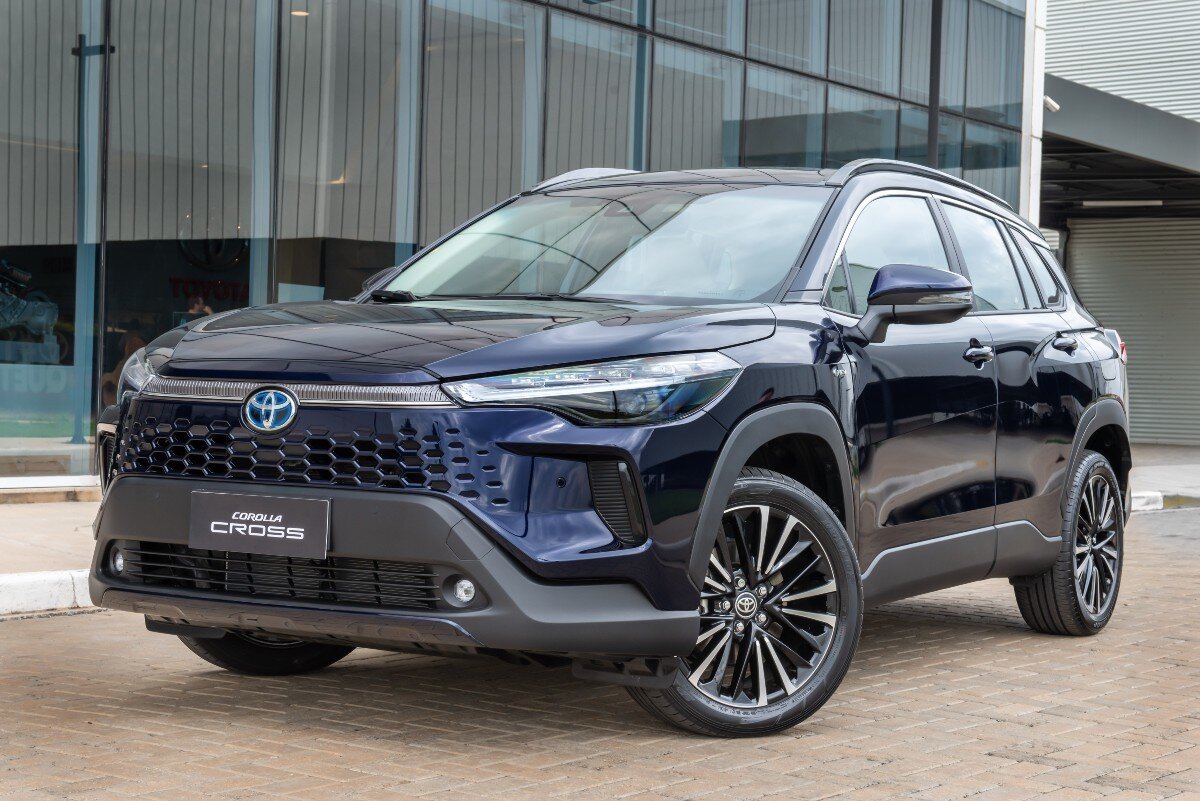 Toyota Corolla Cross Hybrid<br>1.8 Hybrid Flame e‑CVT: Kampanya fiyatı 2 075 000 TL (normal 2 405 500 TL)<br><br>Flame X‑Pack: Kampanyalı 2 135 000 TL<br><br>Passion: 2 395 000 TL; Passion X‑Pack: 2 559 000 TL; Siyah tavanlı versiyon: 2 594 000 TL