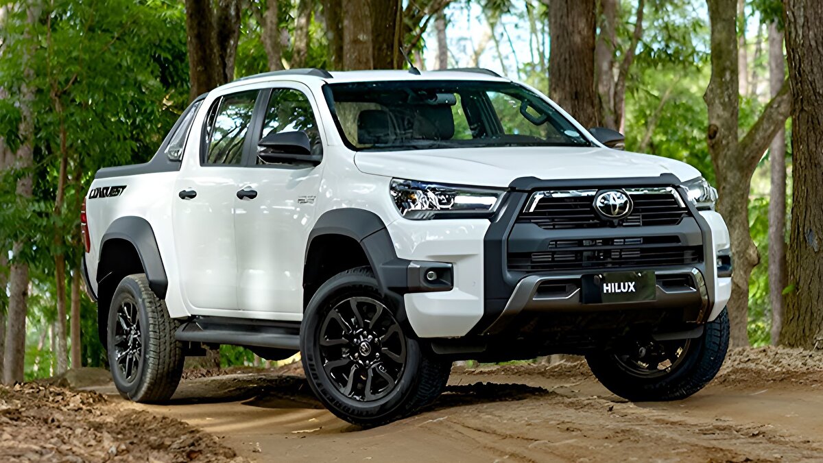 Toyota Hilux<br>2.4 D‑4D 4×2 Hi‑Cruiser A/T: 2 069 000 TL (Kampanyalı 2 069 000 TL; normal 2 241 000 TL)<br><br>Adventure 4×4 A/T: 2 315 000 TL<br><br>Invincible 4×4 A/T: 2 436 000 TL<br><br>2.8 D‑4D GR SPORT 4×4 A/T: 2 970 000 TL <br>toyota.com.tr<br>+5<br>donanimhaber.com<br>+5<br>toyota.com.tr<br>+5<br><br>Kampanya: 300 000 TL + 12 ay %0 faiz fırsatı