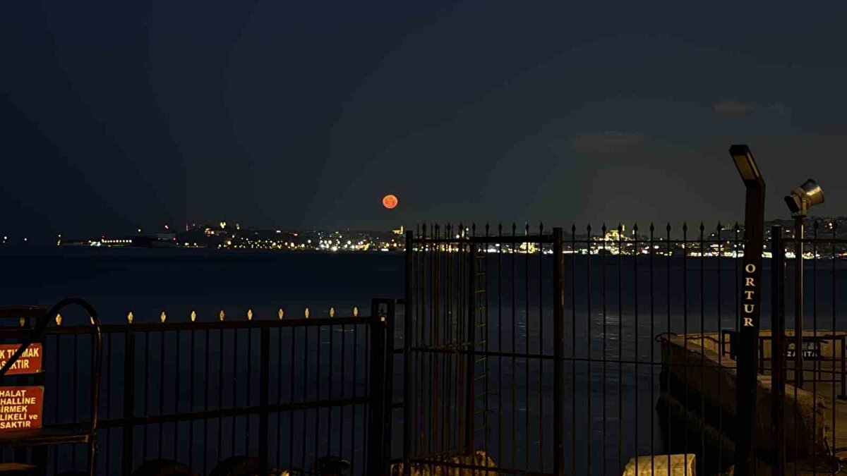 Özellikle saat 04.30’dan itibaren belirginleşen dolunay, 04.55’te yavaşça kaybolmadan önce gökyüzünde izleyenlere görsel şölen sundu.