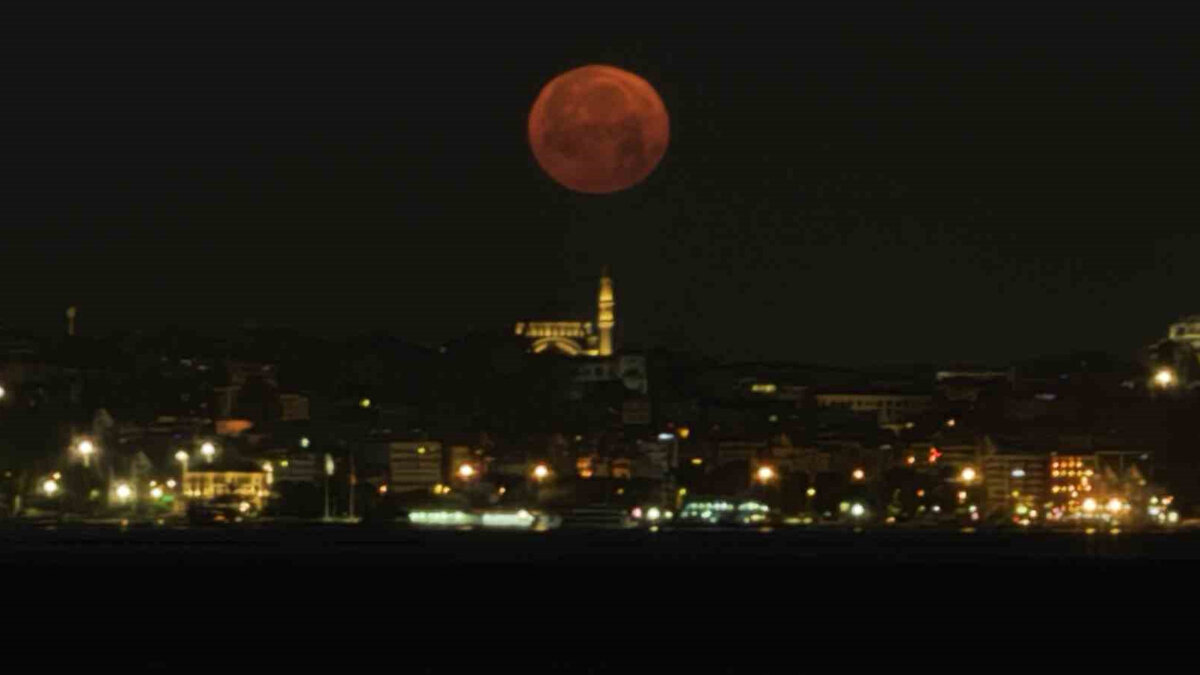 Adını Kuzey Amerika yerlilerinin, çilek hasadının başladığı döneme denk gelmesi nedeniyle verdiği "Çilek Dolunayı", baharın sona erdiğini ve yazın resmen başladığını simgeliyor.