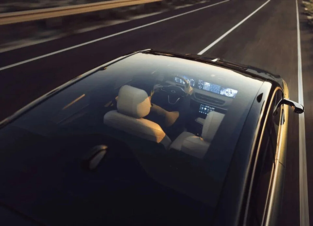 Güçlü performans, akıllı teknoloji<br><br>0’dan 100 km/s hıza sadece 7.2 saniyede ulaşabilen T10F, 218 beygirlik elektrikli motoruyla sportif bir sürüş vaat ediyor. Performans açısından iddialı olan model, teknolojik altyapısıyla da geleceğin sürüş deneyimini bugüne taşıyor.<br><br>Araç içi dijital ekran alanı toplamda 41,3 inç gibi oldukça geniş bir kullanım sunarken, 12,3 inçlik gösterge paneli, 29 inç bilgi-eğlence ekranı ve 8 inçlik kontrol ekranı sürücüye maksimum verimlilik sağlıyor.