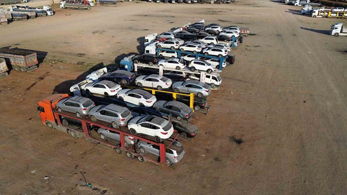 Araçları İskenderun limanından alarak Cilvegözü Sınır Kapısı’ndan Suriye’ye geçirdiklerini ifade eden tır şoförü Mehmet Ay, "Ben burada 2 yıldır tır şoförlüğü yapıyorum. Buraya ayda 4 sefer geliyorum, araba taşıyoruz. Ayda 3 sefer karşı tarafa gidiyoruz. Bu araçları Cilvegözü Sınır Kapısı’ndan Suriye’ye girdiriyoruz, 4 kilometre ileride tampon bölgeye bırakıp geliyoruz. Araçları İskenderun limanından alıp getiriyoruz. 10 gün içinde 150 araç götürüyoruz" şeklinde konuştu.