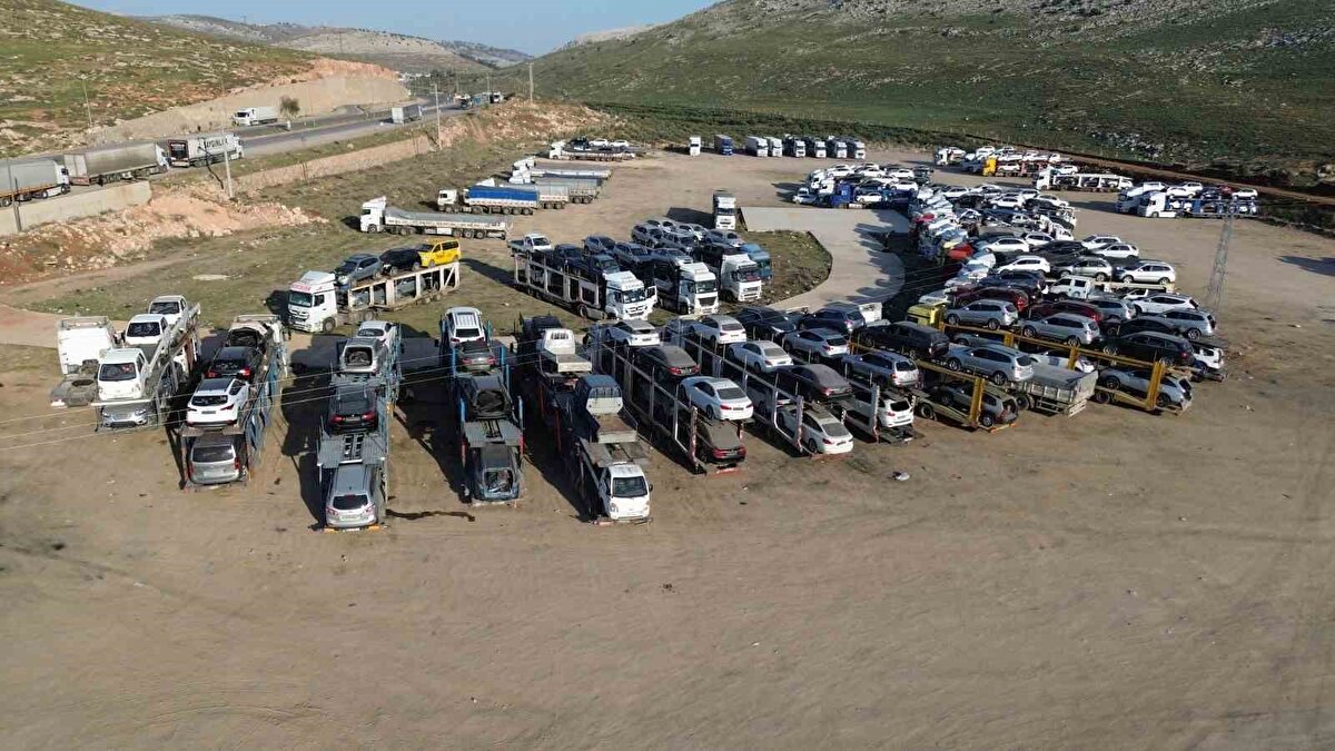 "Araçları İskenderun limanından yüklüyoruz, tampon bölgeye bırakıp geri dönüyoruz"<br><br>Her seferde 6 araç taşıdığını ifade eden tır şoförü Aydın Eker, "Ben 27 yıldır tır şoförüyüm. Buraya 2 yıldır araç taşıyorum. Bu araçlar Suriye’de bulunan tampon bölgesine gidiyor. Ayda 3 veya 4 sefer atıyoruz ve her seferde 6 araç götürüyoruz. Araçları tampon bölgesine bırakıp geliyoruz. Savaştan sonra geçişler iyi ve güzel gidiyor. Burada 3 ila 5 gün bekliyoruz. Savaştan önce buraya gelmedim. Bir aydır buraya çalışıyorum. Irak’ta sıfır otoçeker kalmadığı için buraya geldik. Araçları İskenderun limanından yüklüyoruz, buradan da tampon bölgeye bırakıp geri dönüyoruz" dedi.