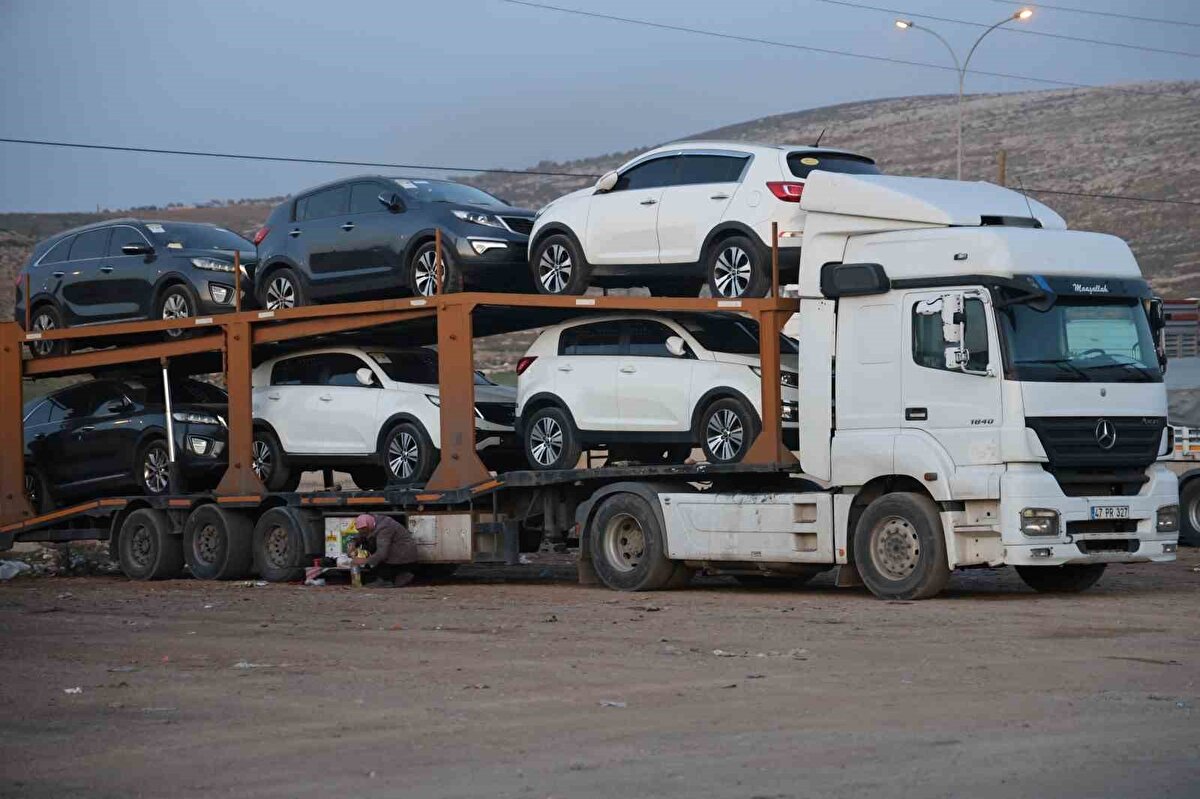 Gemilerden teslim alınan araçlar, tırlarla Reyhanlı ilçesindeki Cilvegözü Sınır Kapısı’na taşınıyor ve buradan da tampon bölgede Suriyeli tüccarlara teslim ediliyor. Suriyeli tüccarlar tarafından teslim alınan araçlar, ülkenin çeşitli bölgesinde yaşayan insanların hayallerindeki araçlar olmak için yola çıkıyor. Suriye’ye araç sevkiyatı hızla devam ederken Cilvegözü Sınır Kapısı’ndaki tır yoğunluğu sürüyor.