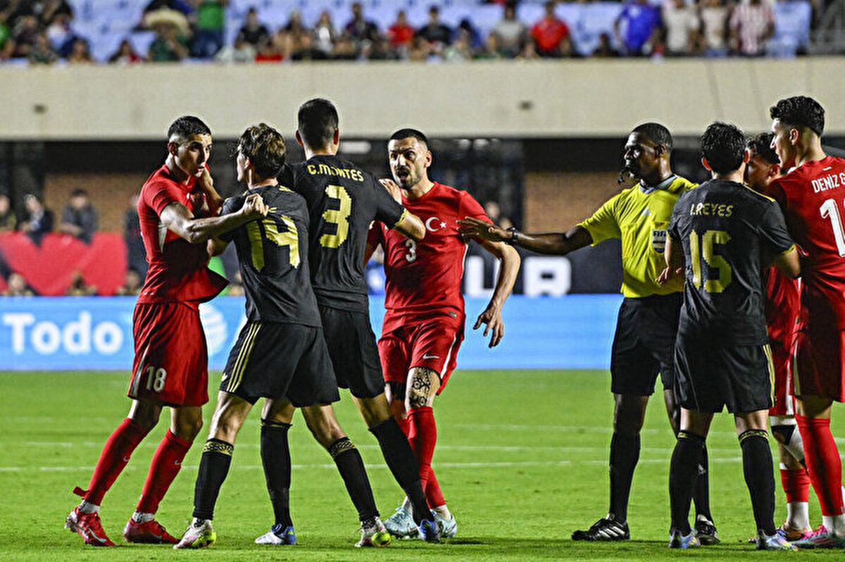 Tartışma büyüyünce oyun durdu ve kenara gelen Arda Güler, öfkelenerek su şişesini sert bir şekilde yere fırlattı. <br>