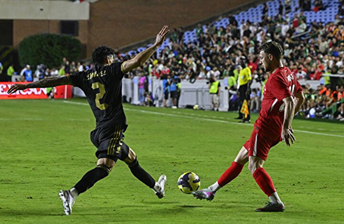 65. dakikada Meksika ikinci golüne yaklaştı. Sol kanattan ceza sahasına giren Sepulveda'nın altıpas önüne yerden çevirdiği topa Huerta vurdu, yan direğe çarpan meşin yuvarlak auta gitti.<br>