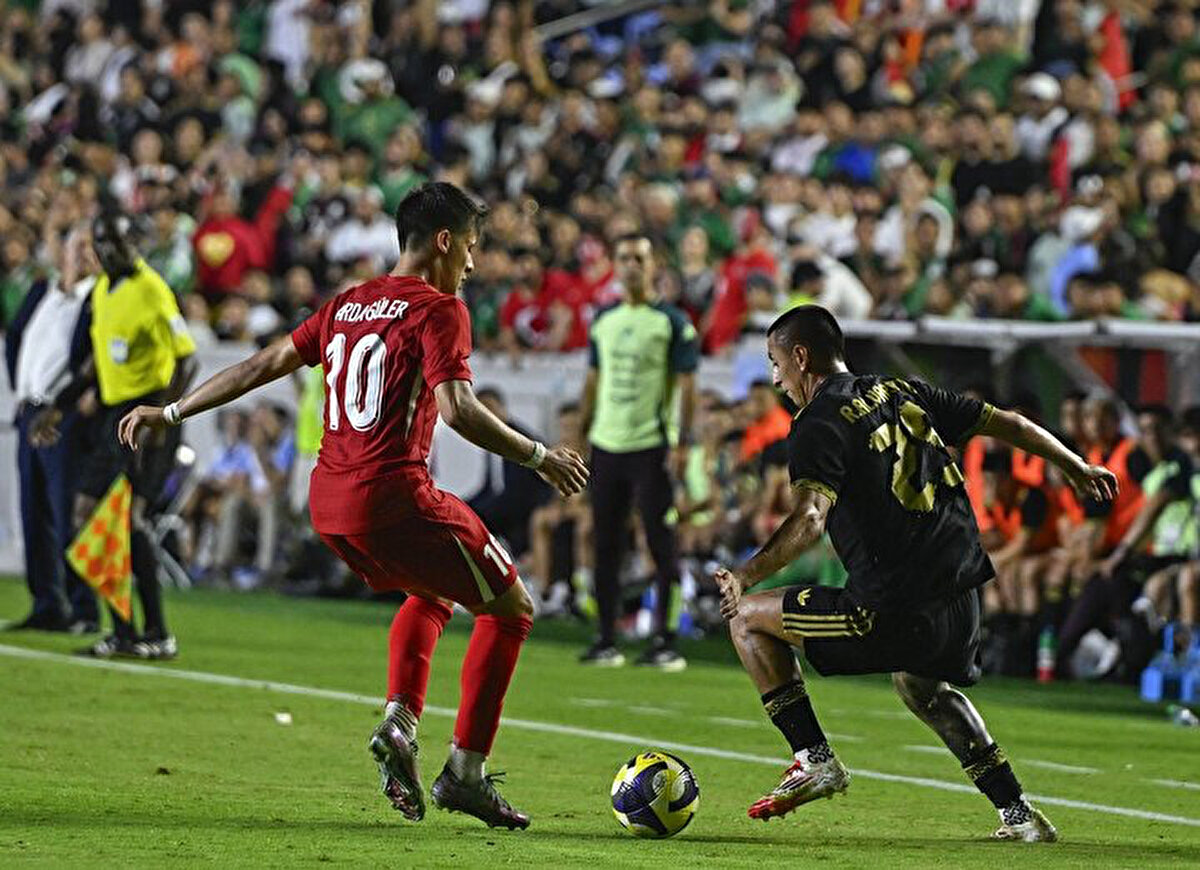 76. dakikada milli takım beraberliğe yaklaştı. Sol kanattan rakibini geçip ceza sahasına giren Kenan'ın yerden içeriye çevirdiği topa Kerem gelişine sert vurdu ancak meşin yuvarlak az farkla dışarıya çıktı.<br>