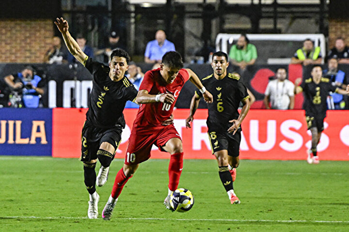 Bu sıra da Arda Güler de Meksikalı oyunculara sert tepki gösterdi.<br>