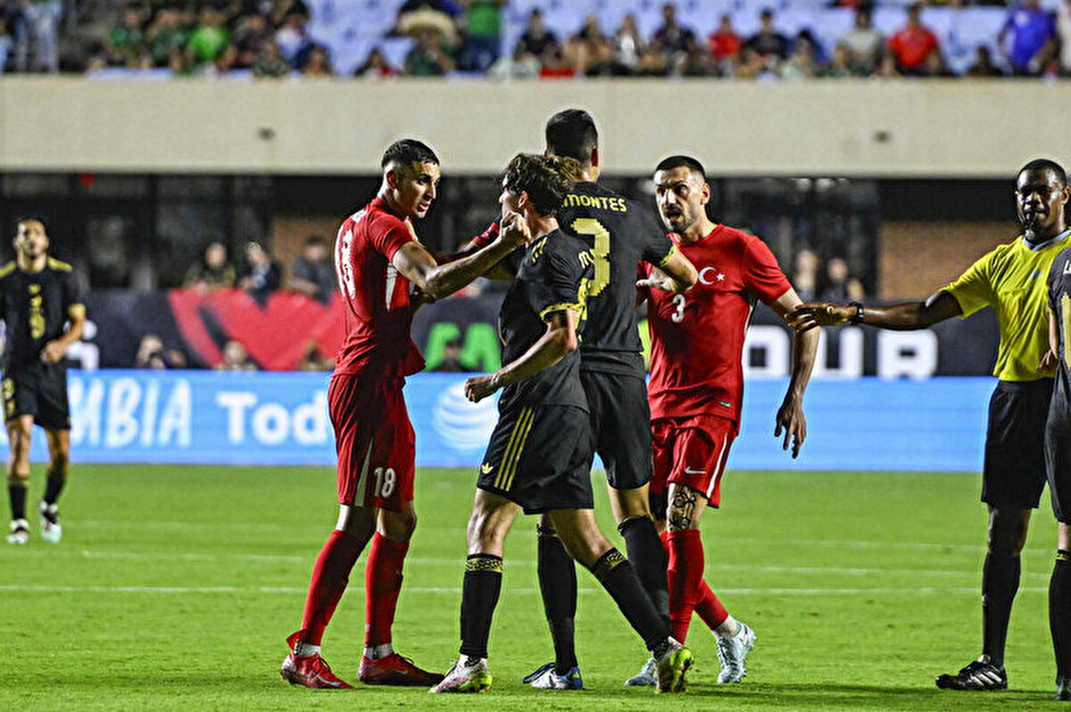 Meksikalı oyuncular Arda'nın üzerine yürürken, Merih Demiral araya girdi.<br>