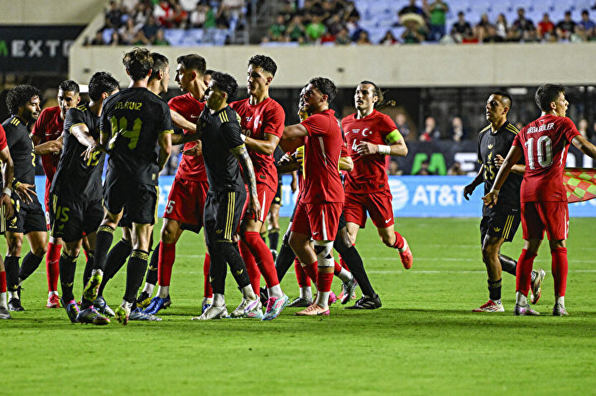 Meksikalı birkaç oyuncu Merih'in üzerine gelince millî futbolcular da araya girdi.<br>