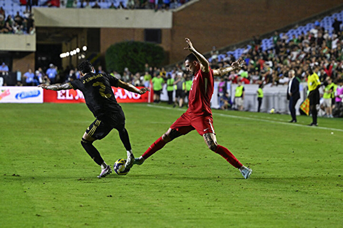 Meksika-Türkiye maçının 45+3. dakikasında ortalık karıştı.<br>