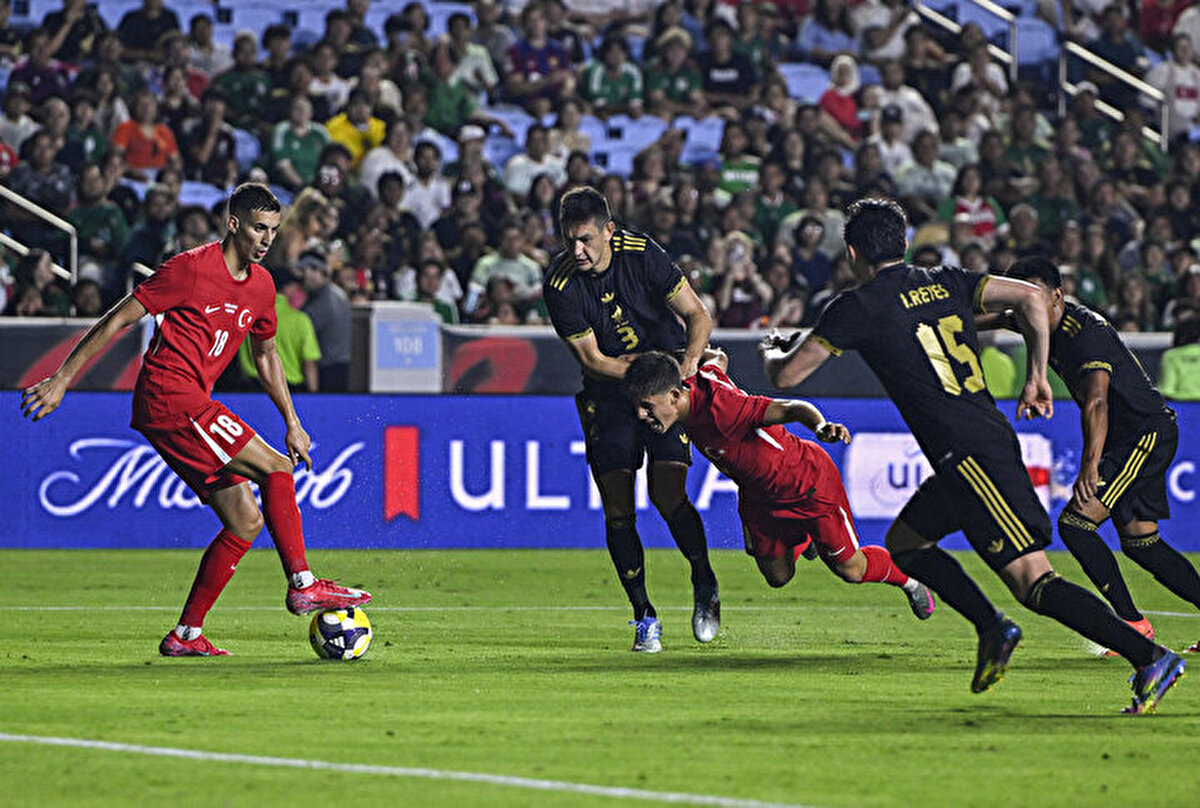 Karşılaşmanın 79. dakikasında ise Arda Güler'e faul yapıldı. Meksikalı oyuncuları topu vermeyince iki takım arasındaki gerilim daha da arttı.