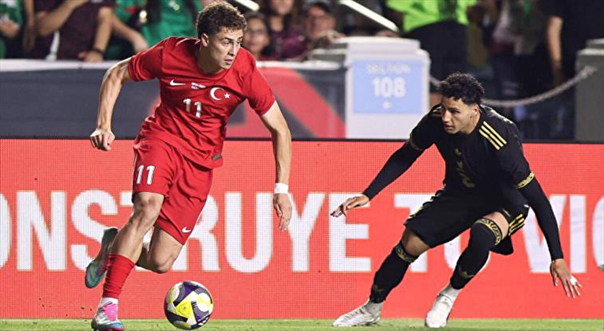 Merih Demiral rakibine yaptığı faul sonrasında sarı kart gördü.