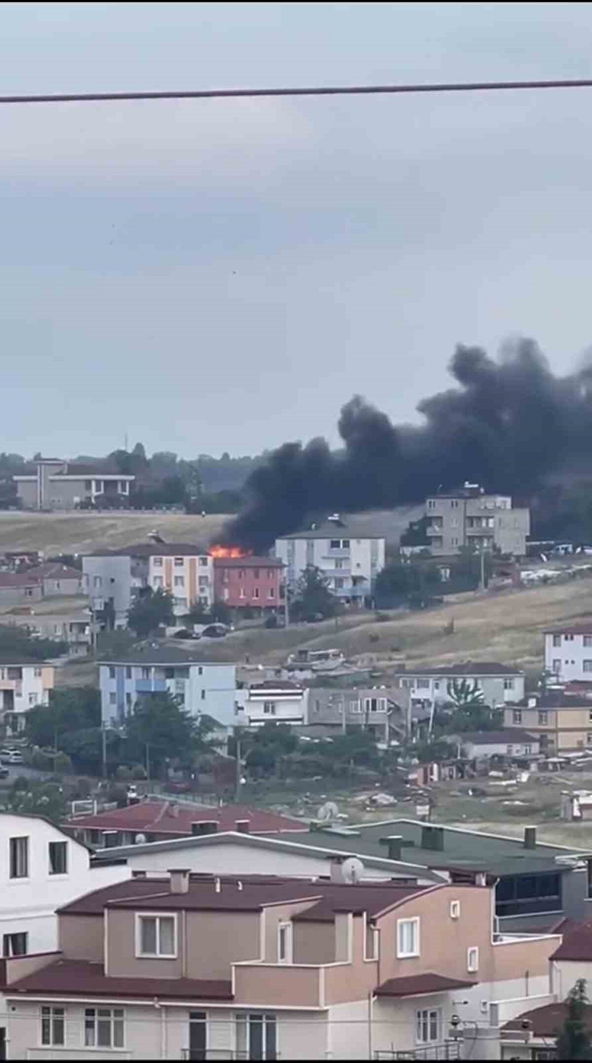 Olay yerine gelen itfaiye ekipleri, yangını söndürmek için çalışma başlattı.