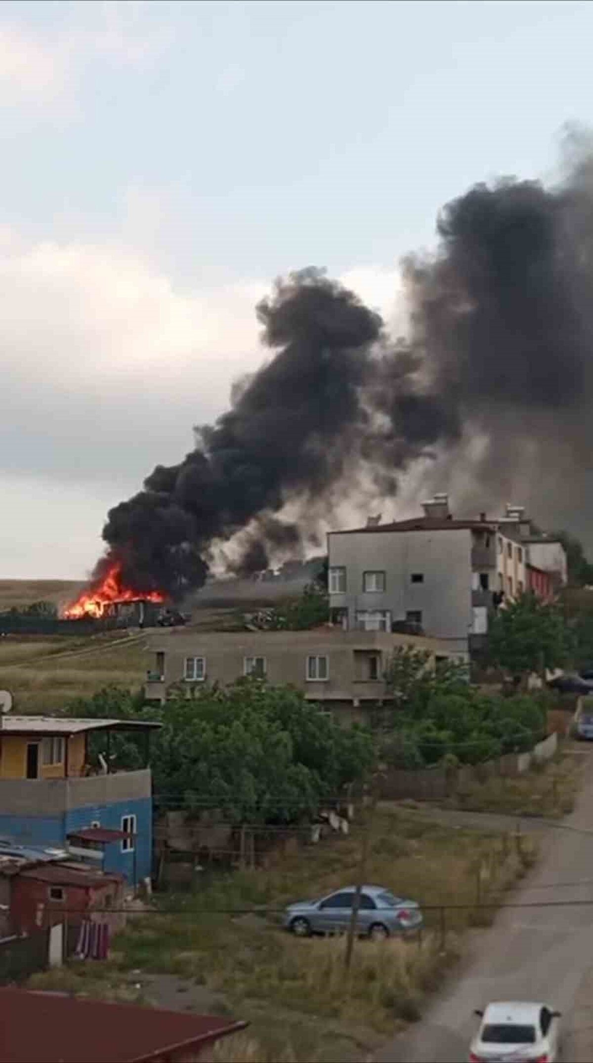 Ekiplerin yoğun çalışması neticesinde yangın söndürdü.