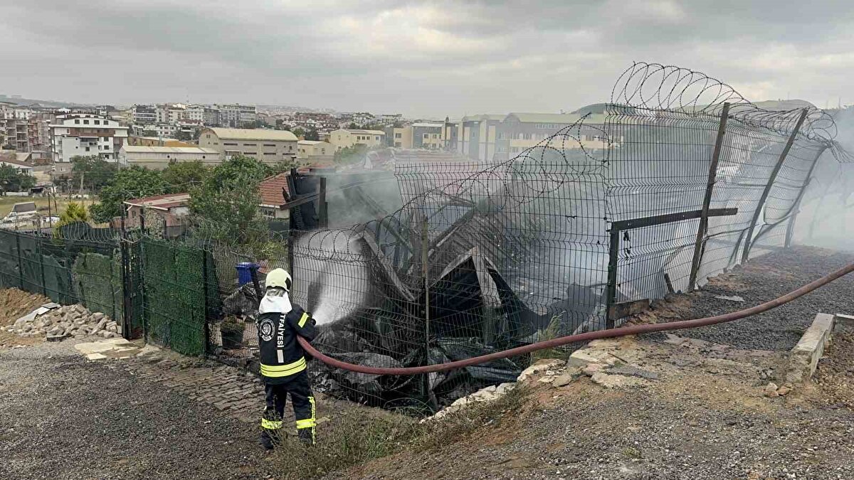 Henüz bilinmeyen nedenle evde çıkan yangın, kısa sürede büyüdü.