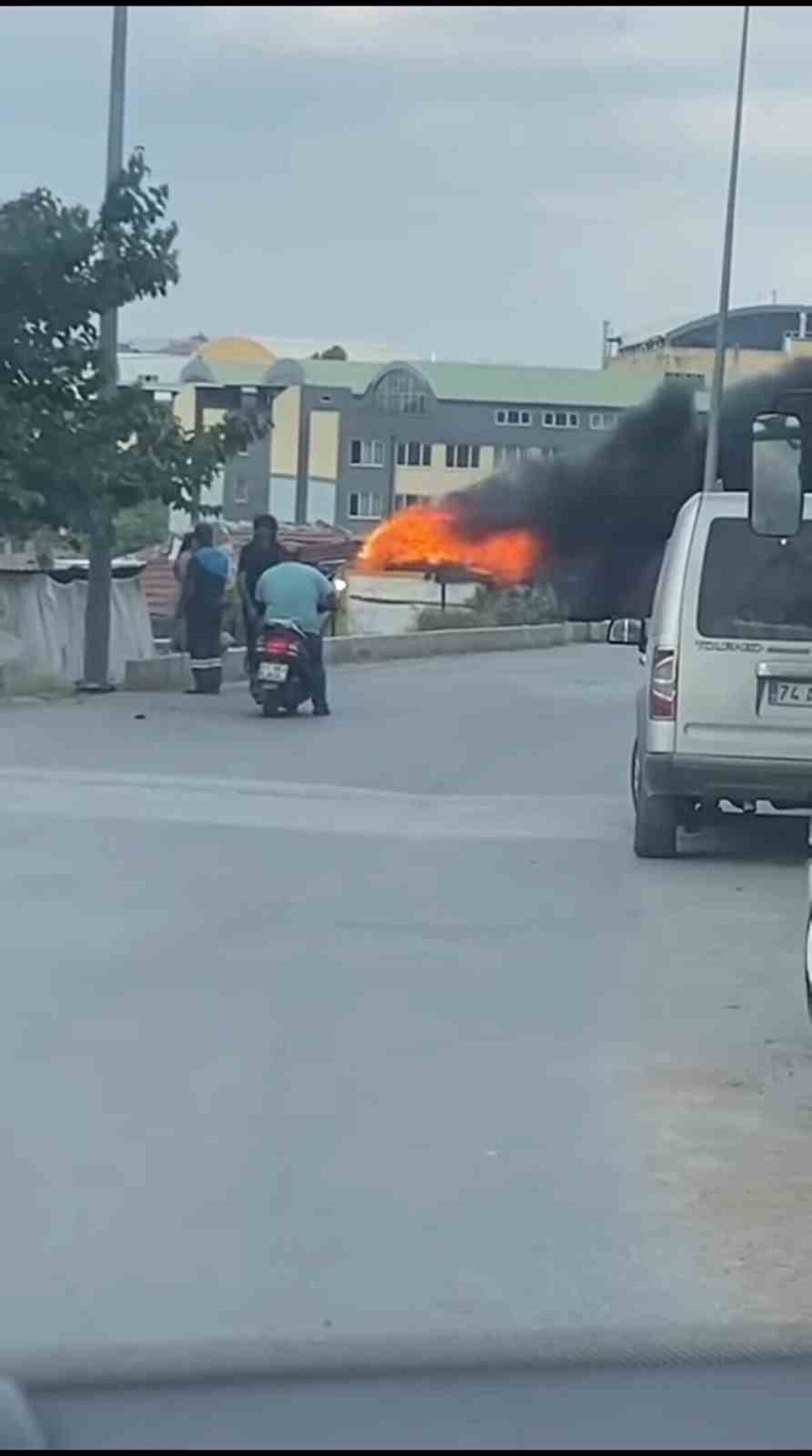 Siyah dumanlar gökyüzünü kaplarken, ihbar üzerine olay yerine çok sayıda itfaiye, sağlık ve polis ekipleri sevk edildi.