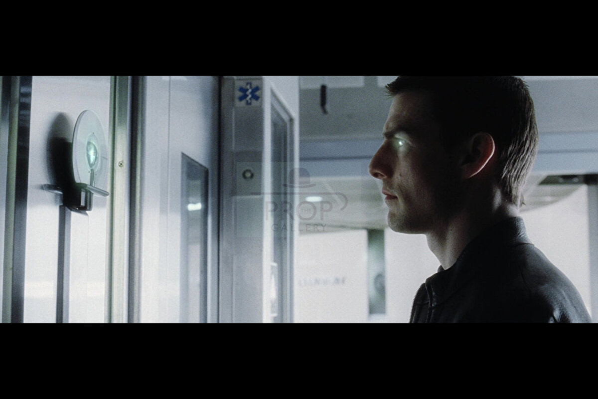 Biyometrik tanıma sistemi<br><br>Tom Cruise 2002 yapımı 'Minority Report' filminde göz ve parmak izi taramasıyla kimlik doğrulaması yapıyordu. Gerçek hayatta 1960'larda FBI tarafından kullanılan parmak izi taraması sistemi 1980'lerde geliştirildi. Günümüzde iste akıllı telefonlarda bile oldukça yaygın kullanılıyor. 